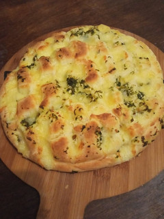Una foto de Pan de Ajo relleno de queso(y un truquito para tener siempre a mano perejil)