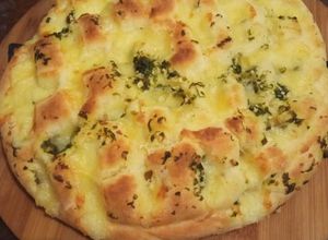 Una foto de Pan de Ajo relleno de queso(y un truquito para tener siempre a mano perejil)