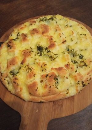 Una foto de Pan de Ajo relleno de queso(y un truquito para tener siempre a mano perejil)