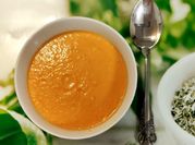 Una foto de gazpacho de pepino