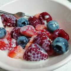 Una foto de Cuenco de frutas del bosque, fresas y leche
