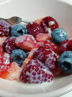 Una foto de Cuenco de frutas del bosque, fresas y leche