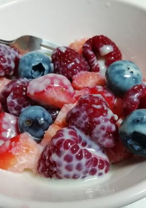 Una foto de Cuenco de frutas del bosque, fresas y leche