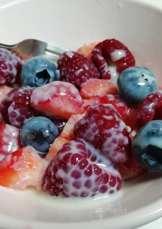 Una foto de Cuenco de frutas del bosque, fresas y leche