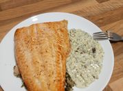 Una foto de pescado con salsa de trufa