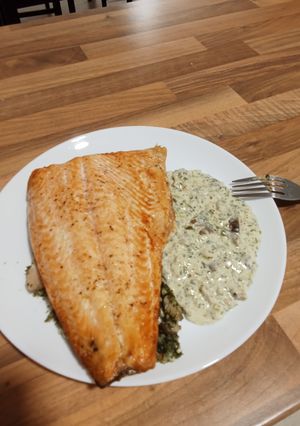 Una foto de Salmón con setas y salsa de trufa