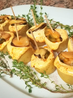 Una foto de Pincho de patata con mejillón y mayonesa escabechada