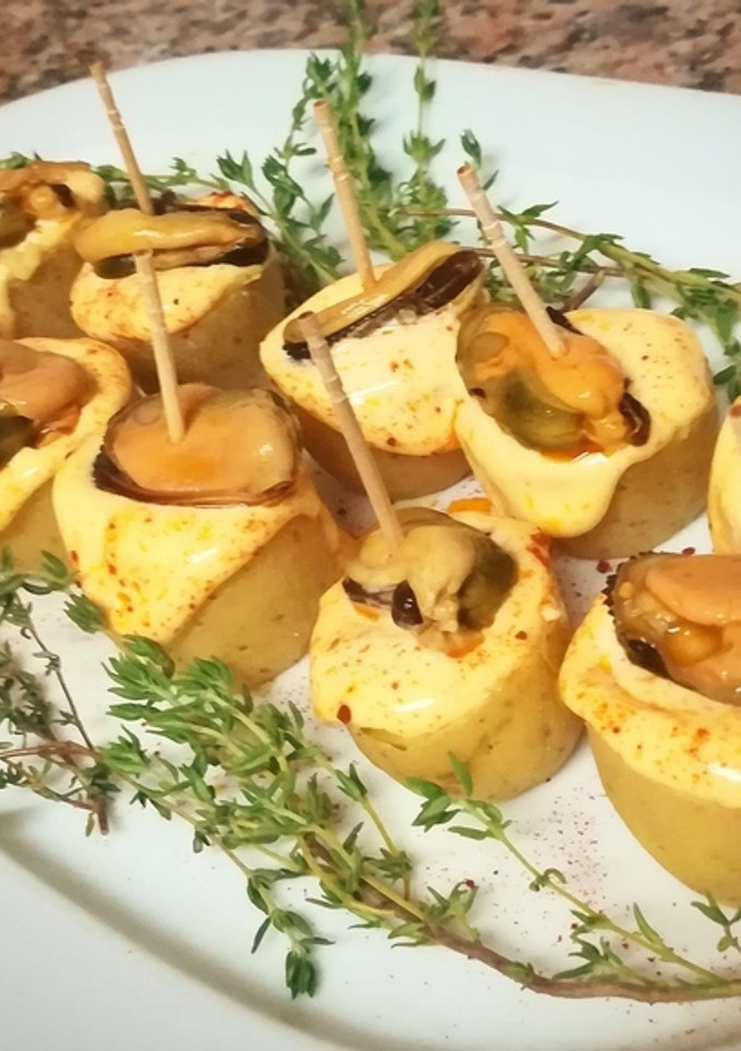 Una foto de Pincho de patata con mejillón y mayonesa escabechada