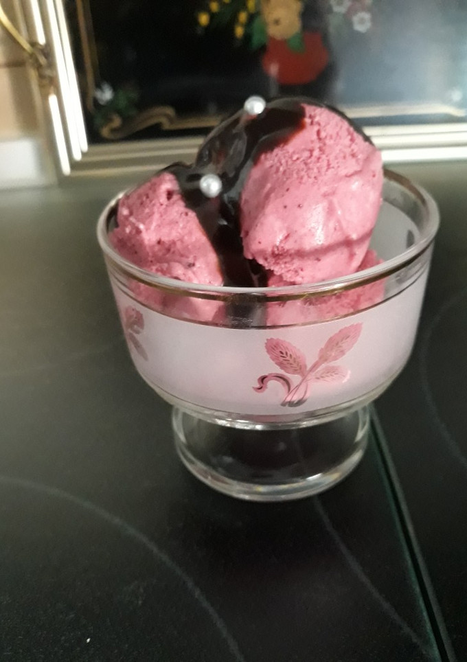Una foto de Helado de frutos rojos y yogur (Thermomix)