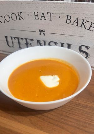 Vörös lencse krémleves görög joghurttal recept fotója
