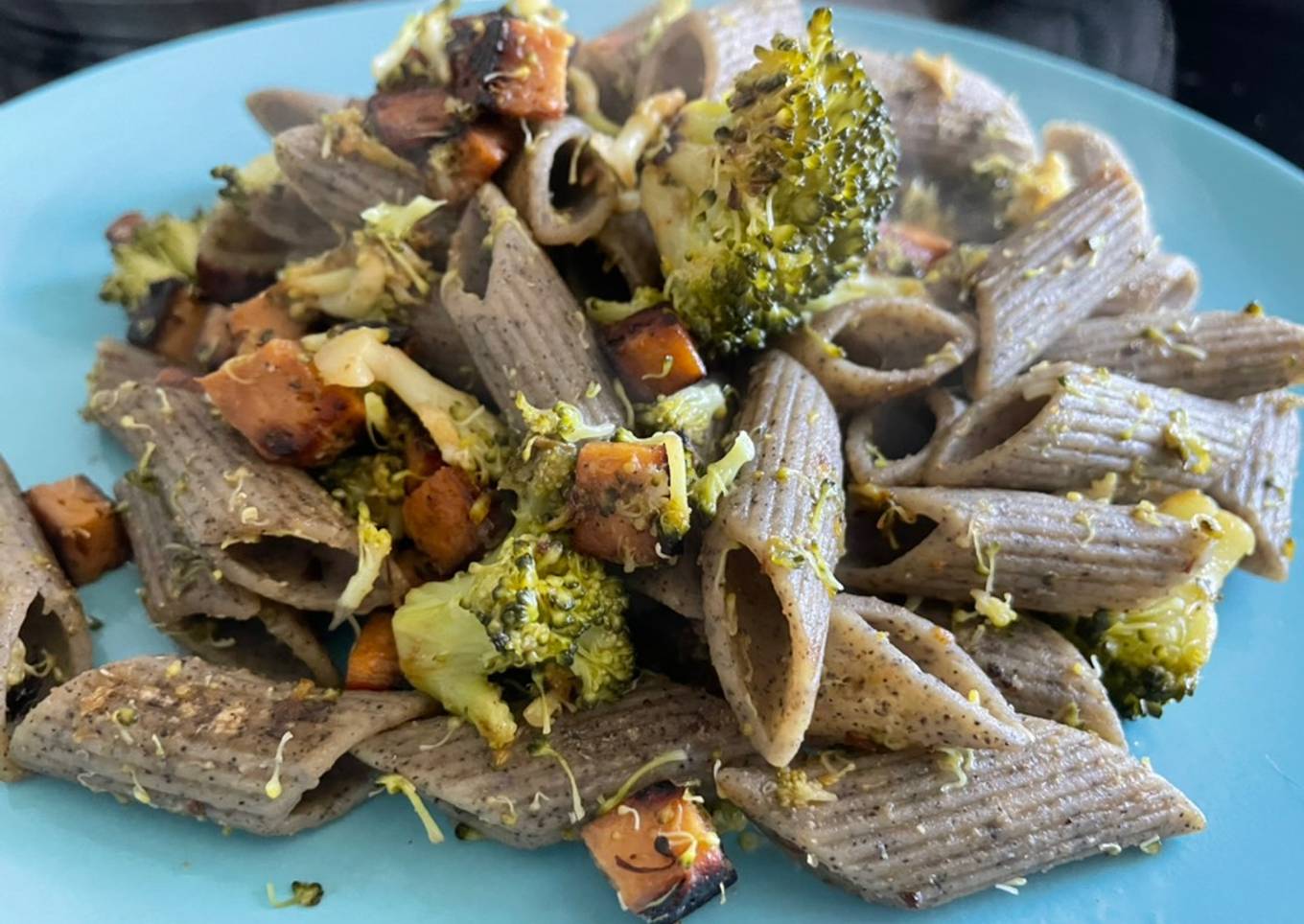 Pasta de legumbres con brócoli y seitán (saludable)