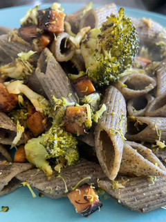 Una foto de Pasta de legumbres con brócoli y seitán (saludable)