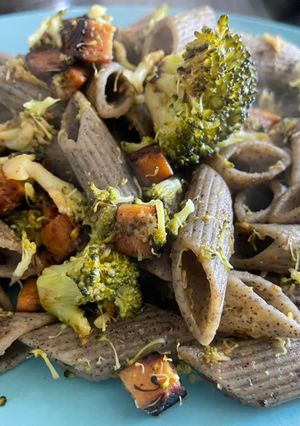Una foto de Pasta de legumbres con brócoli y seitán (saludable)