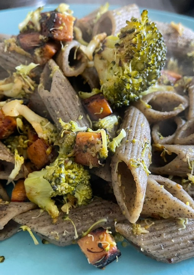 Una foto de Pasta de legumbres con brócoli y seitán (saludable)