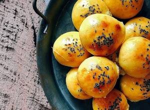 Hình của món Bánh Bí Đỏ Phô Mai Nướng / Cheesy Pumpkin Mini Buns.