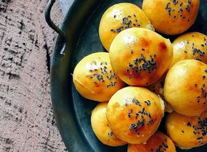 Hình của món Bánh Bí Đỏ Phô Mai Nướng / Cheesy Pumpkin Mini Buns.