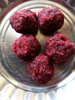 பீட்ரூட் கோலா உருண்டை (Beetroot kola urundai recipe in tamil) செய்முறை முக்கிய புகைப்படம்