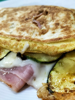 Una foto de Dúo de tortillas rellenas de york, queso y calabacín