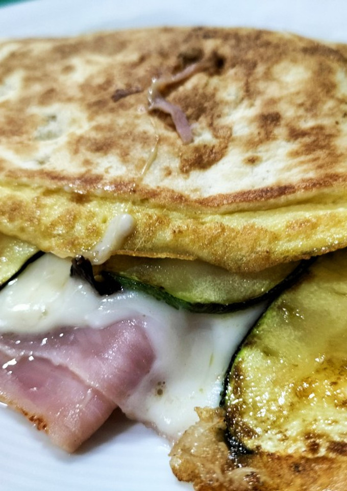 Una foto de Dúo de tortillas rellenas de york, queso y calabacín