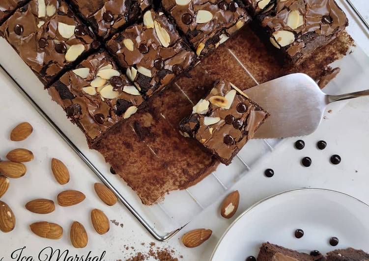8 Resep: Triple chocolate Fudge Brownies Ummu Alegra, Lezat