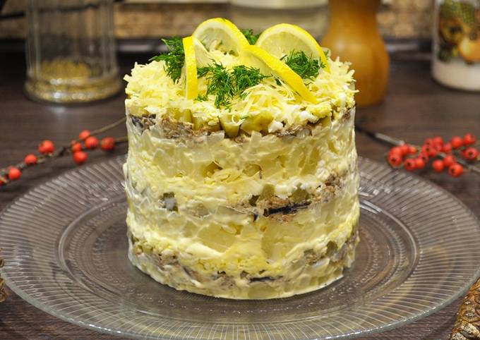 Слоеный салат со шпротами – простой и вкусный рецепт с фото (пошагово)