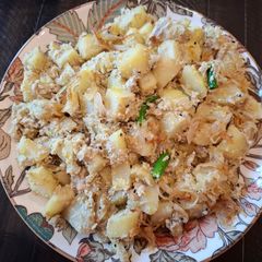 A picture of Aloo Peyaj Posto.