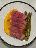 Bistecca di manzo con purea di zucca e asparagi al burro
