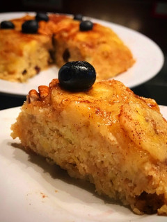 Una foto de Torta invertida de banana saludable (light) húmeda, rica, con avena y coco