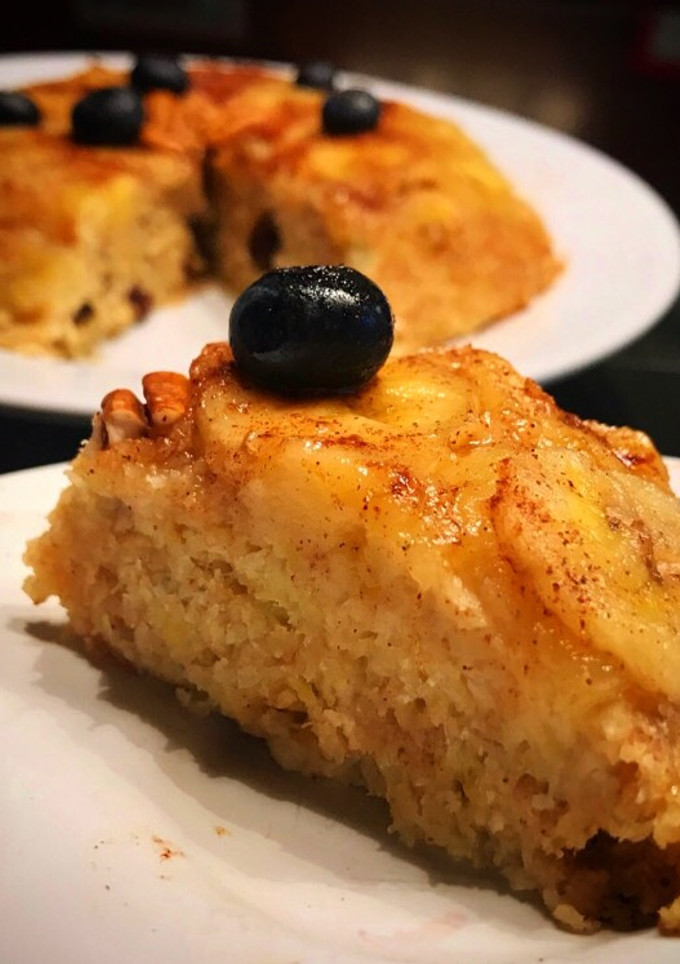 Una foto de Torta invertida de banana saludable (light) húmeda, rica, con avena y coco