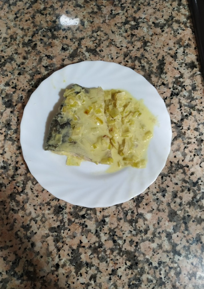 Una foto de Salmón a la naranja con puerros y nata