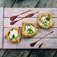 A picture of Pizza cups.