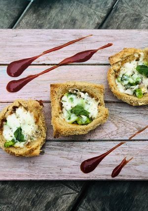 A picture of Pizza cups.