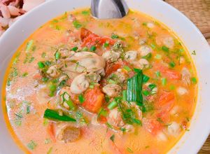 Hình của món Hà (hàu sữa) sốt chua ăn kèm rau sống.