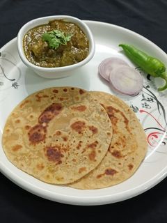 આલુ પાલક (Aloo Palak Paratha Recipe In Gujarati) રેસીપી મુખ્ય ફોટો