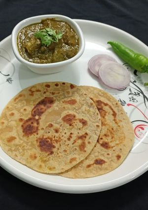 આલુ પાલક (Aloo Palak Paratha Recipe In Gujarati) રેસીપી મુખ્ય ફોટો