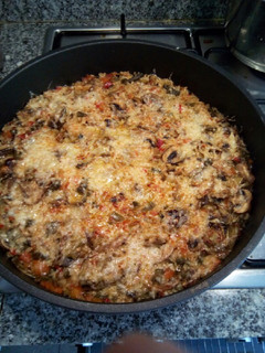 Una foto de Arroz con verduras y champiñones con queso al horno