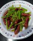 芹菜炒香腸（清冰箱料理）（一鍋到底料理）（簡單料理）（10分鐘快速料理）（下酒菜）（月底料理）