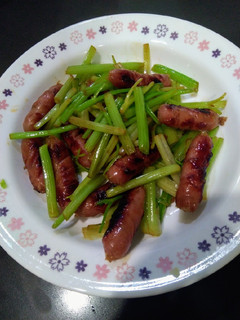 芹菜炒香腸(清冰箱料理)(一鍋到底料理)(簡單料理)(10分鐘快速料理)(下酒菜)(月底料理) 的食譜成品照片