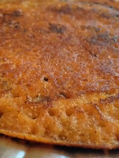 બેસન લીલી ડુંગળી પુડા(Besan Spring onion chilla recipe in Gujarati) રેસીપી મુખ્ય ફોટો