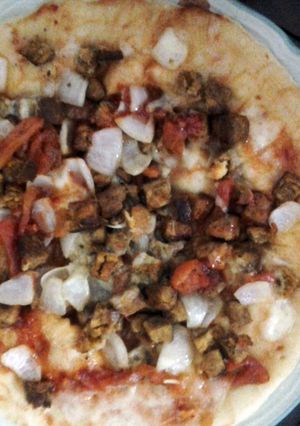 A picture of microwave chicken tikka pizza.