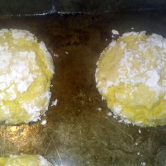 A picture of lemon cake cookies.