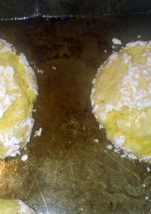 A picture of lemon cake cookies.