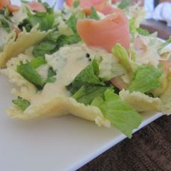 A picture of Salad cesar with smocked salmon.