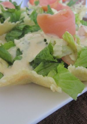 A picture of Salad cesar with smocked salmon.