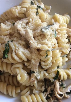 Una foto de Fideos tornillo con espinaca y pollo