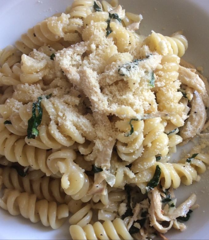 Una foto de Fideos tornillo con espinaca y pollo
