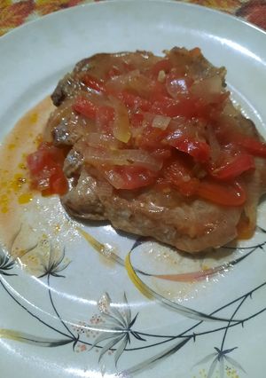 Una foto de Bondiolita de cerdo con salsa