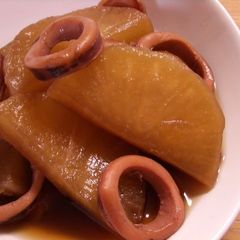 A picture of Boiled Daikon with Squid.