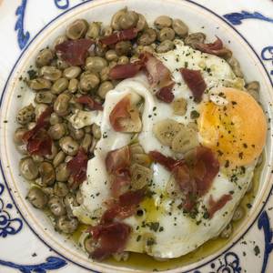 Habitas fritas a baja temperatura con jamón
