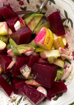 A picture of Multivina salad with beetroot and apples.